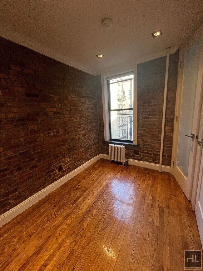 Foto del edificio - Sunny Nolita 1-Bedroom with Exposed Brick ...