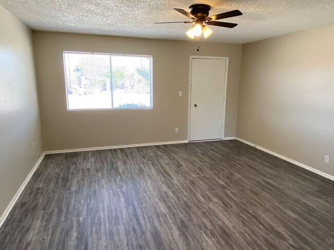 Foto del edificio - Single Level, Fresh Paint, New Laminate Fl...