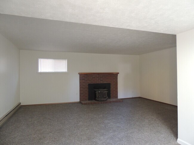 Building Photo - $1,900 – 2 Bed / 2 Bath Home with Fenced Y...