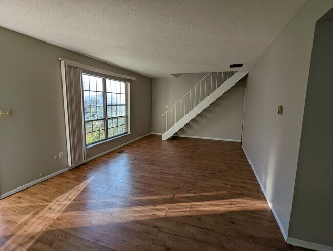 Building Photo - Spacious 3 bed 1.5 bath townhome in Indian...
