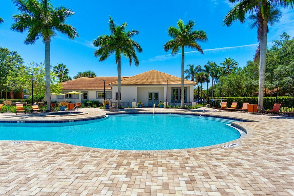 Halston Lakeside - Apartments in Sarasota, FL | Apartments.com