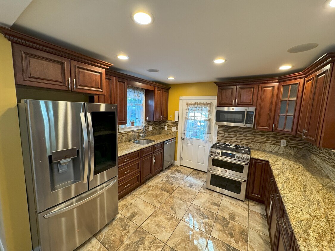Unit B - Kitchen - 204 Washington St