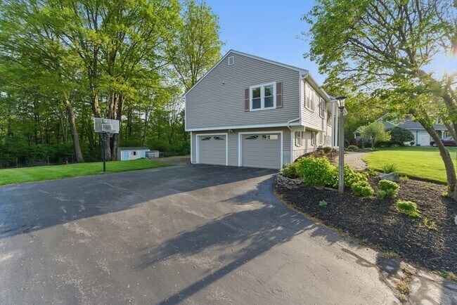 Foto del edificio - 121 Indian Meadow Dr