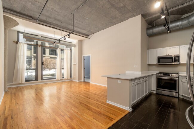 Building Photo - 900 N Kingsbury St
