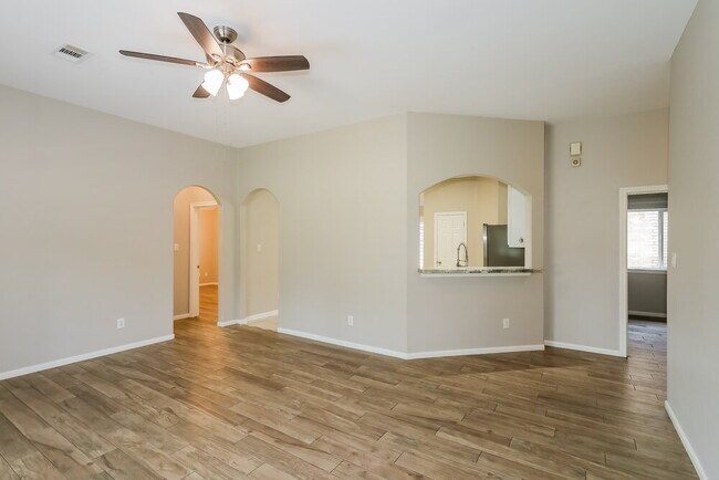 Building Photo - 12103 Lakewood Villa Dr