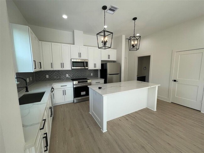 Foto del edificio - 6412 Highland Pine Ln
