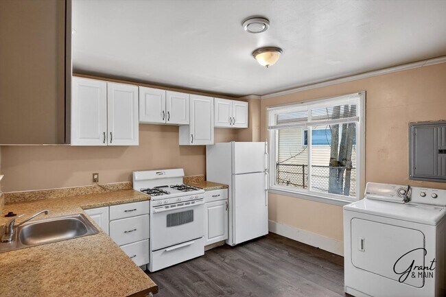 Building Photo - 3 Bedroom Bungalow - $1300