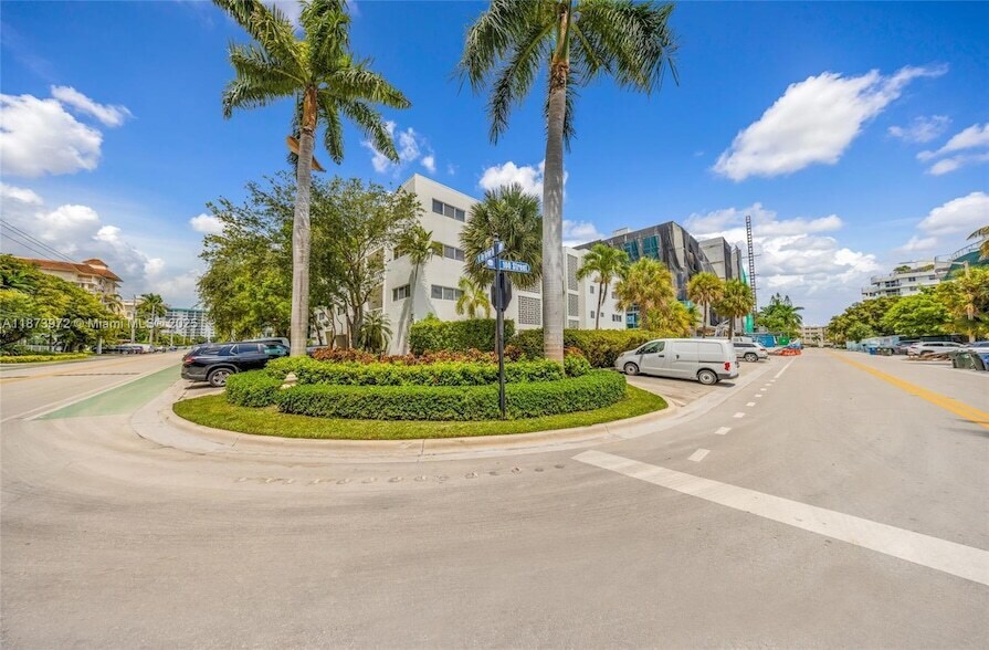 Foto principal - 10001 W Bay Harbor Dr