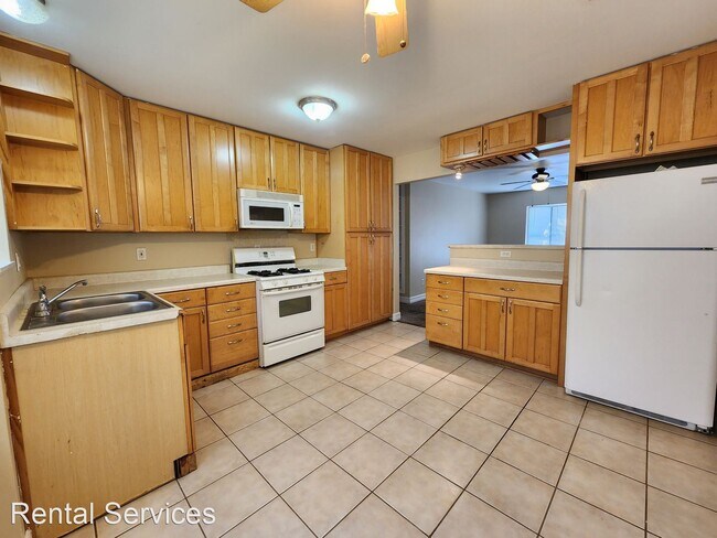 Building Photo - 4 br, 1 bath House - 504 Azalea