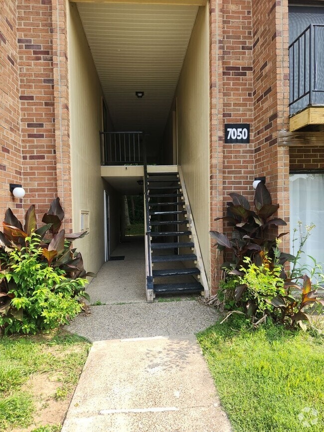 Building Photo - 7050 Wildwood Cir