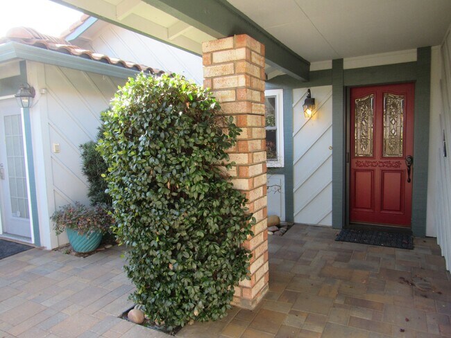 Building Photo - Gorgeous 4 Bed, 3 Bath with Office/4th Bed...