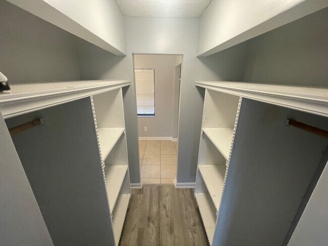 Foto del edificio - Spacious 2 Bedroom 2 Bath Condo  AVAILABLE FOR IMMEDIATE MOVE IN!!! Great Location!!!