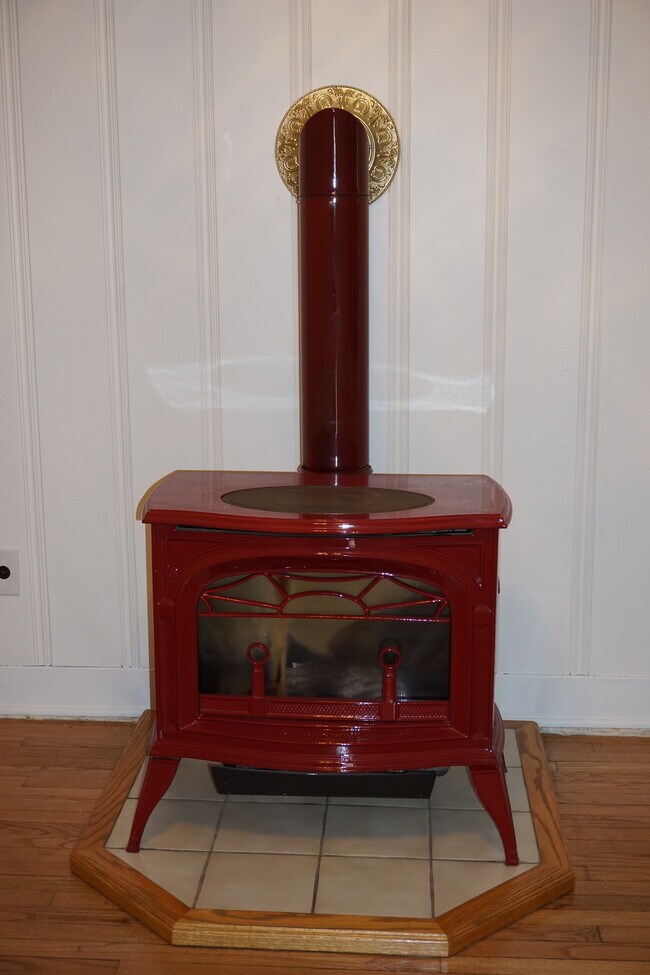 Office/Bedroom Gas stove - 560 Sudbrook Ln