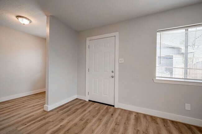 Foto del edificio - 8814 Manus St