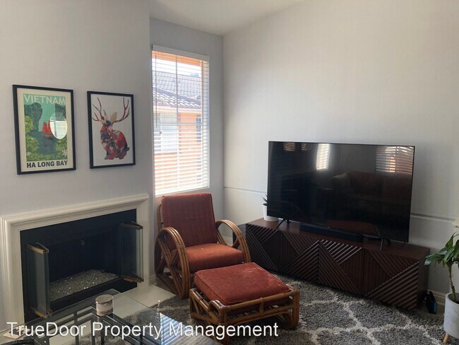 Building Photo - 2 br, 1 bath House - 2805 Ladrillo Aisle #30