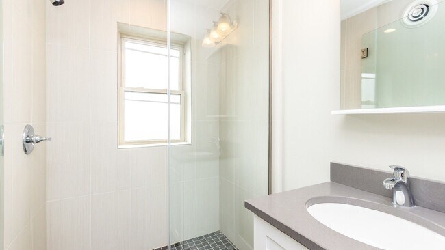 Building Photo - 2341 W Ainslie St