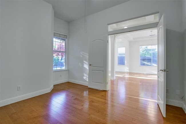 Building Photo - 807 Morningside Dr