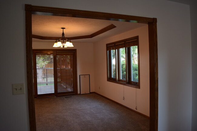 Building Photo - 2210 Skyline Dr