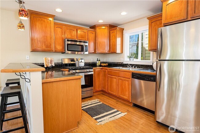 Building Photo - 3 Bedroom Townhome Near Light Rail $500 of...