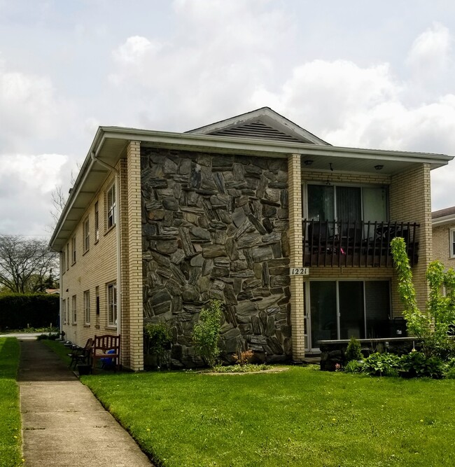 Building Photo - 1221 N La Grange Rd