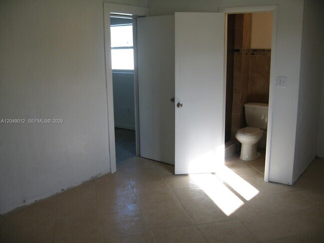 Building Photo - 136 NW 14th Way