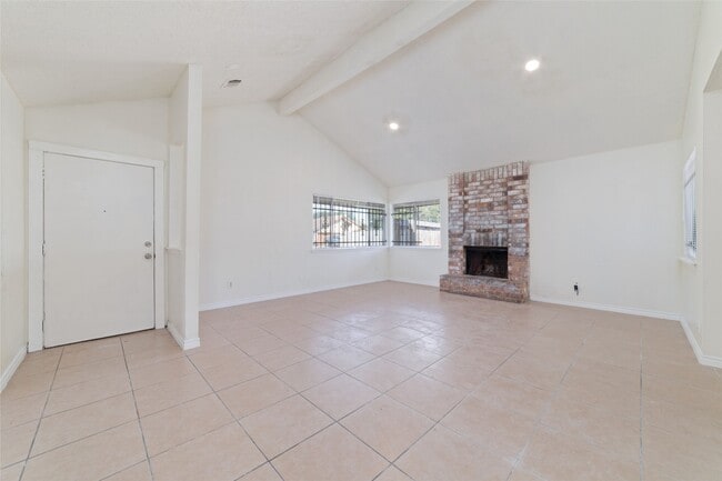 Foto del edificio - 5711 Longforest Dr