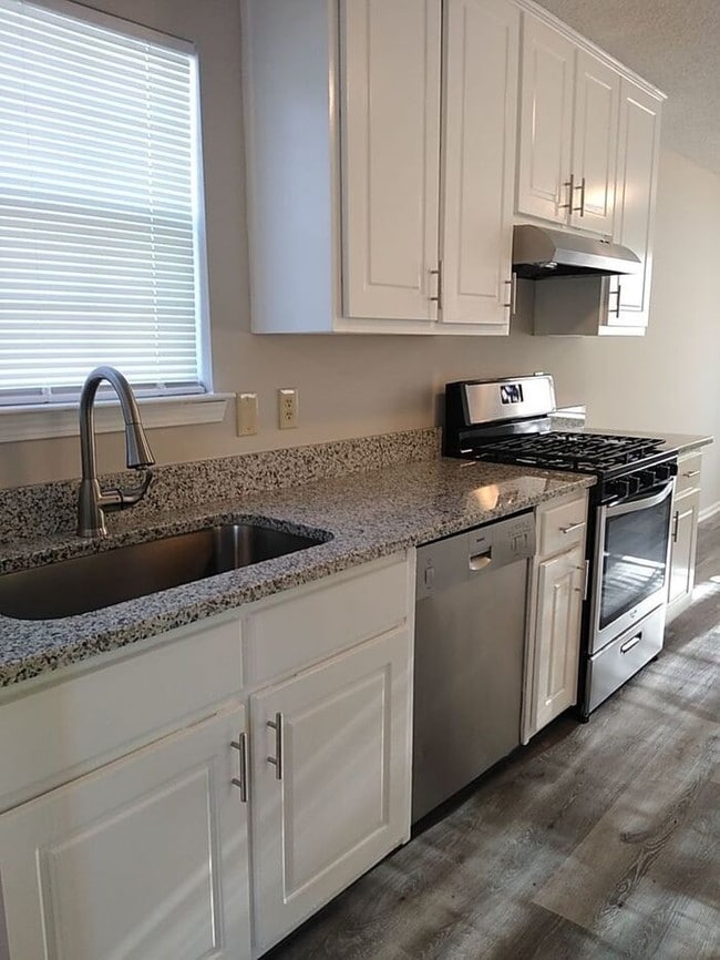 Building Photo - Now Available! 5 bedroom 2.5 bath