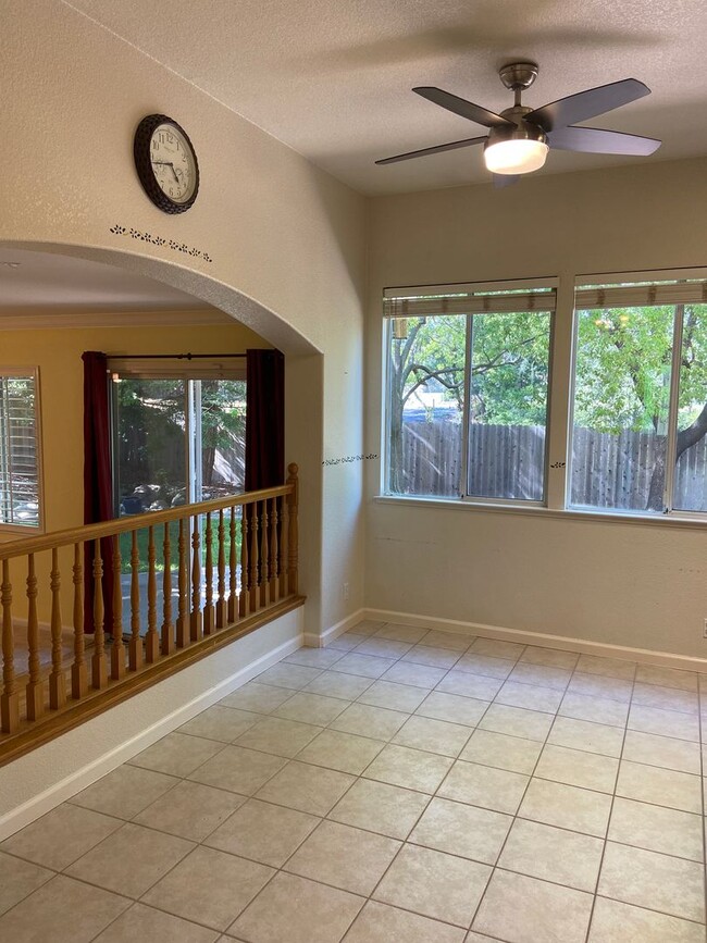 Building Photo - Large 4 bdrm 3 bath in Broadstone