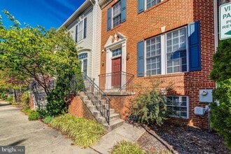 Building Photo - 947 Harrison Cir