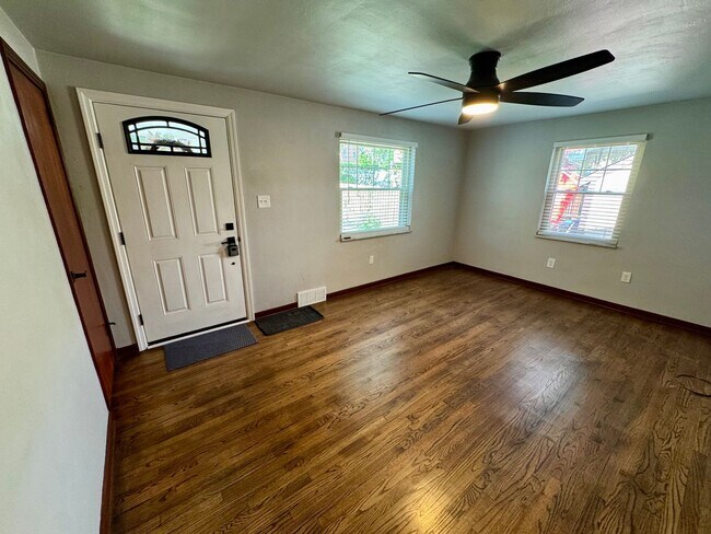 Foto del edificio - Charming 2-Bed 1-Bath Home in Avalon!