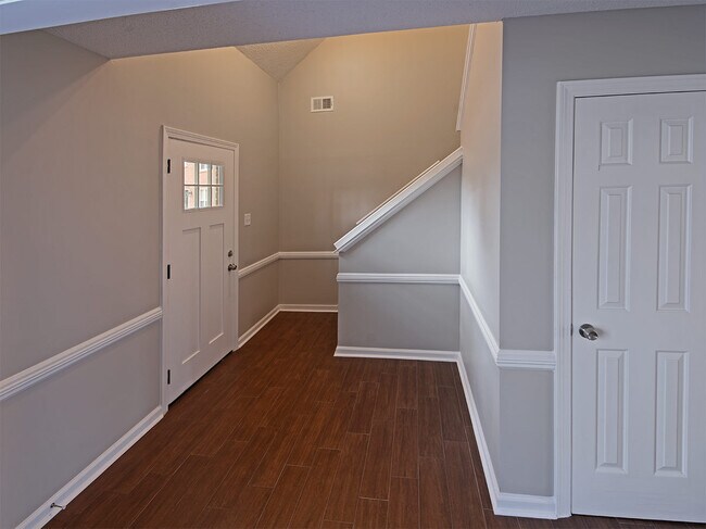 Building Photo - 4 bed, 2.5 bath about 2500 square feet nea...