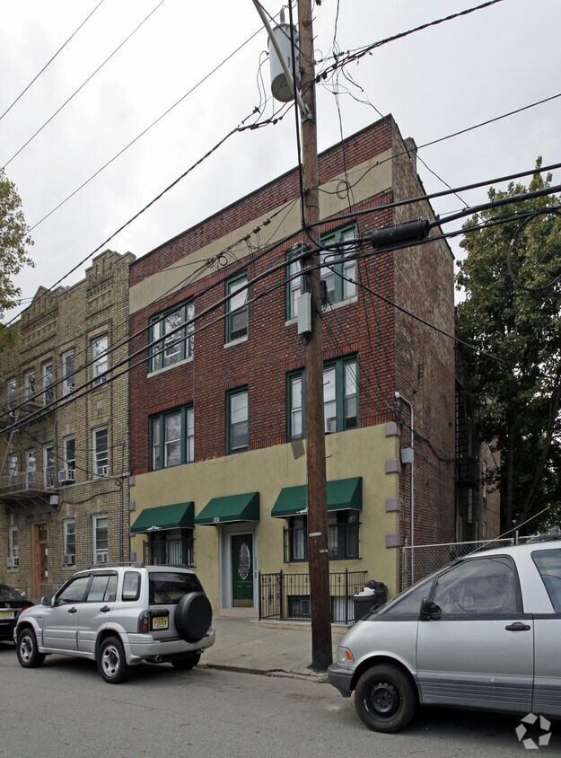 Primary Photo - 213 Woodward St