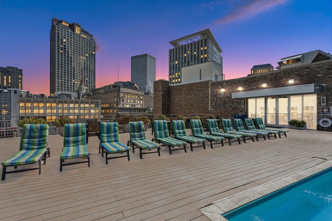 Rooftop Sky Line & City Views - 925 Common Apartments