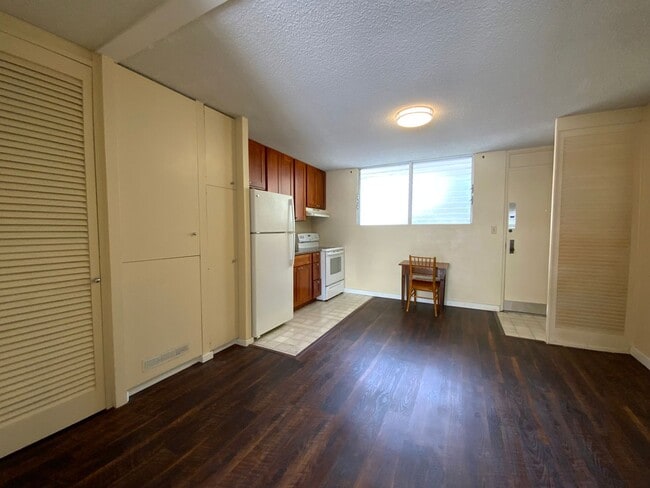 Building Photo - 1 BEDROOM WAIKIKI APARTMENT