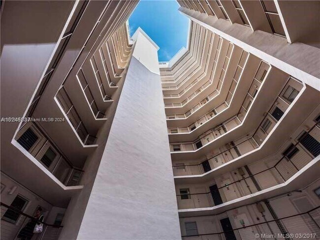 Foto del edificio - 1881 Washington Ave