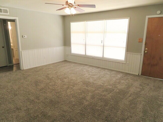 Building Photo - Home Located Minutes From Elementary & Restaurants!