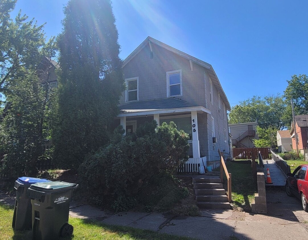 105 9th St Unit Upper, Cloquet, MN 55720 Room for Rent in Cloquet, MN