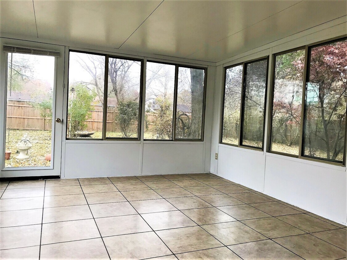 Building Photo - Newly renovated home