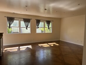 Building Photo - 108 Myrtle St