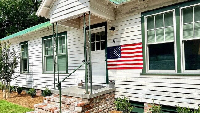 Building Photo - Low Country Cottage located in the Heart o...