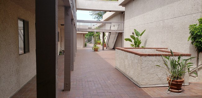 Building Photo - 15215 Magnolia Blvd