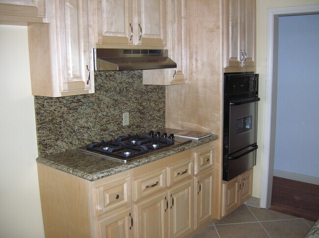 Building Photo - 443 S Maple Dr