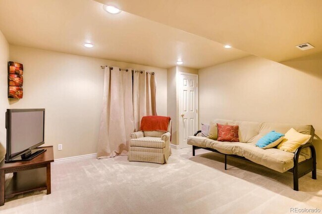 Building Photo - 468 Stellars Jay Dr