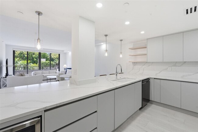 Foto del edificio - 251 Crandon Blvd