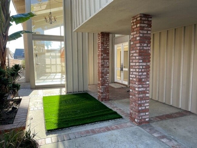 Foto del edificio - On The Water With 45 Foot Boat Dock! Humboldt Island: On Cul-De-Sac: Huge 4 Bedroom 3.5 Bath Home...