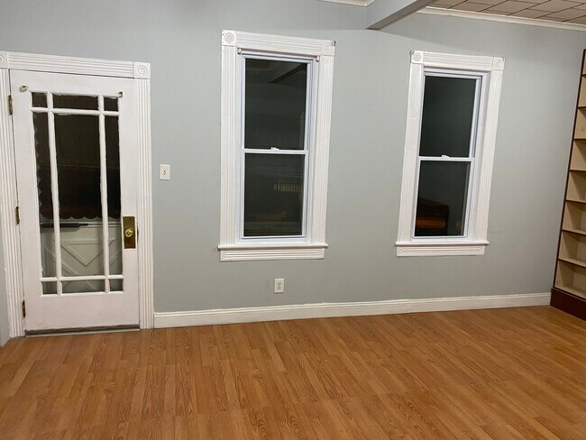 Building Photo - 605 Larch St