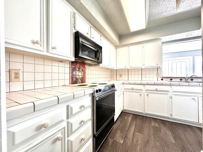 Foto del edificio - 3 bed 3 bath 2 car garage brick town home now available