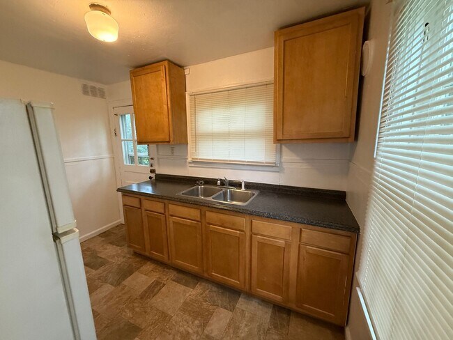 Building Photo - 1424 S Meeker Ave