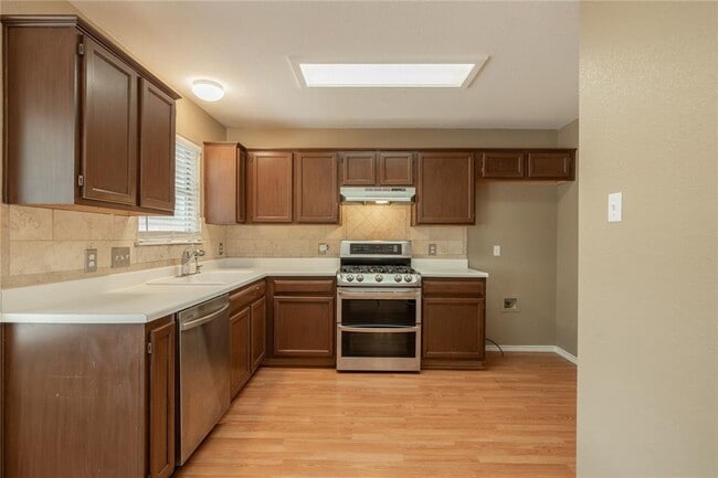 Building Photo - No Carpet! Tons of Space! Beautiful backyard with large covered patio!