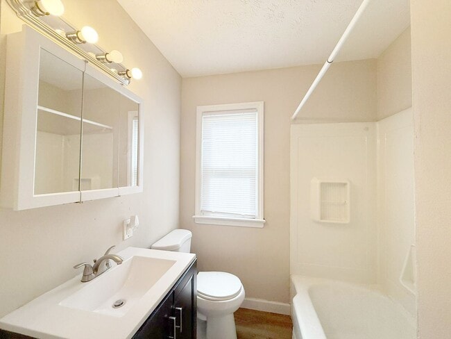 Building Photo - 3 BED 1 BATH BEAUTIFUL SINGLE FAMILY HOME